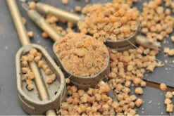 Guru Extra Distance Hybrid Feeder, Small 40g -Visser Xpert Verkoopwinkel a10294a3c89d8c79